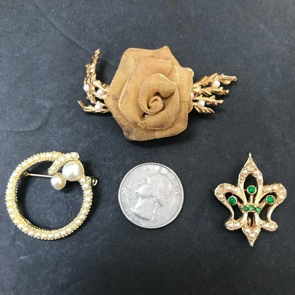 Lot of 3 Vintage Gold Tone Pins Brooch Mesh Rose Pearl Wreath Green Rhinestone - Picture 2 of 10